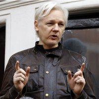 Основатель WikiLeaks Ассанж звонил Клинтон, чтобы предупредить США об опасности, заявили его адвокаты
