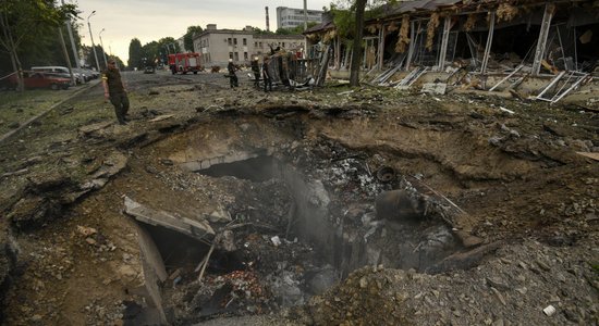 Krievijas raķešu triecienā Dņipro pilsētai nogalināti trīs cilvēki, ievainoti 15