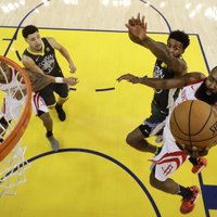 'Rockets' trillera cienīgā spēlē izlīdzina rezultātu NBA pusfinālā pret 'Warriors'