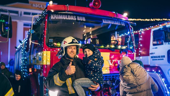 Foto: Braši glābēji svētku rotā apbraukā Siguldas novadu