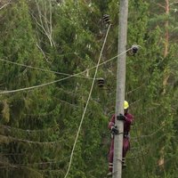 Vētras dēļ bez elektrības Latvijā 38 000 mājsaimniecību