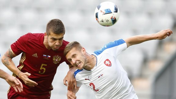 Czech Republic s Pavel Kaderabek and Russia s Roman Neustadter