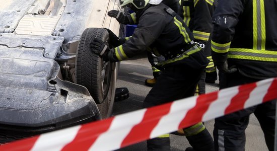 Glābēji atbrīvojuši pēc avārijas automašīnā iespiestu cilvēku