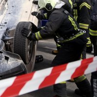 Avārijā Valgundē glābēji no auto atbrīvo cietušo un novērš degvielas noplūdi