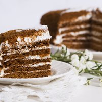 Nacionālais lepnums – medus kūka: 14 receptes svētku galdam