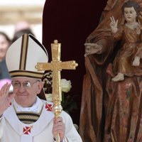 Pāvests Francisks emocionālā uzrunā aicina pārtraukt kaujas
