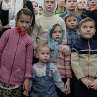 No Donbasa izbraukuši miljons cilvēku; 50 000 bērnu nevar iet skolā