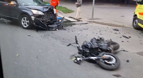 Pērnavas ielā motocikls saduras ar auto; viens cietušais