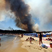 Foto: Liesmu draudu dēļ Francijā evakuē plašu Vidusjūras krasta apgabalu