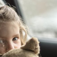 Rīgā divu automašīnu avārijā cietusi maza meitene