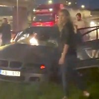 Video: Krasta ielā BMW apmetis kūleni; divi hospitalizētie