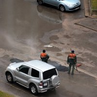 Foto: Burvīgs laiks, tieši piemērots bedru lāpīšanai! (ar RD komentāru)