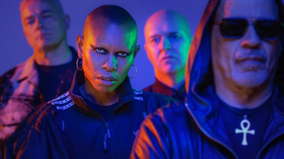 Šovasar Rīgā koncertēs rokgrupa "Skunk Anansie"