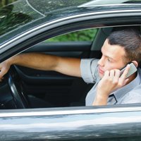 Negatīva tendence – pieaug autovadītāju skaits, kas pie stūres lieto mobilo tālruni