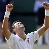 Džokovičs ne bez grūtībām sasniedz ATP sezonas noslēguma turnīra finālu