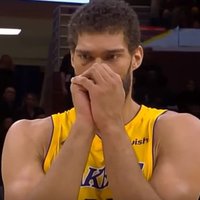 Video: 'Lakers' centra spēlētājs Lopess divas reizes pēc kārtas izpilda 'klusos' soda metienus