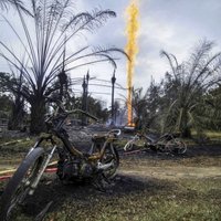 Foto: Indonēzijā, aizdegoties naftas urbumam, iet bojā 21 cilvēks