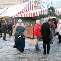 ФОТО: В Вецриге открылся рождественский рынок, на Эспланаде — "королевство кроликов"