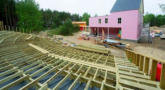 Foto: Kā Igaunijā būvē Lotes Izgudrotāju ciemu