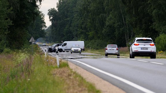 Ceļu satiksmes negadījuma dēļ slēgts Liepājas šosejas posms - 4