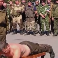 Video: Antracitā kaujinieki par alkohola lietošanu publiski noper kazakus