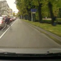 ВИДЕО: Смотреть всем родителям - в центре Риги водитель чуть не сбил школьника