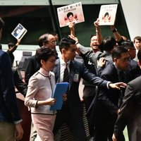 Prodemokrātiskie deputāti izjauc Honkongas līderes uzrunu parlamentā