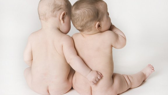 dvīņi bērns mazulis zīdainis baby twins