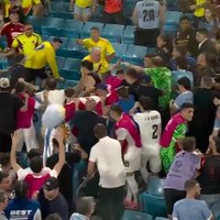 Video: Urugvajas futbolisti tribīnēs sakaujas ar faniem