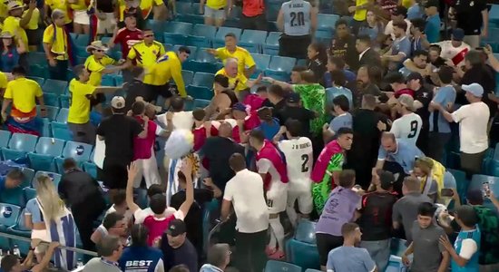 Video: Urugvajas futbolisti tribīnēs sakaujas ar faniem