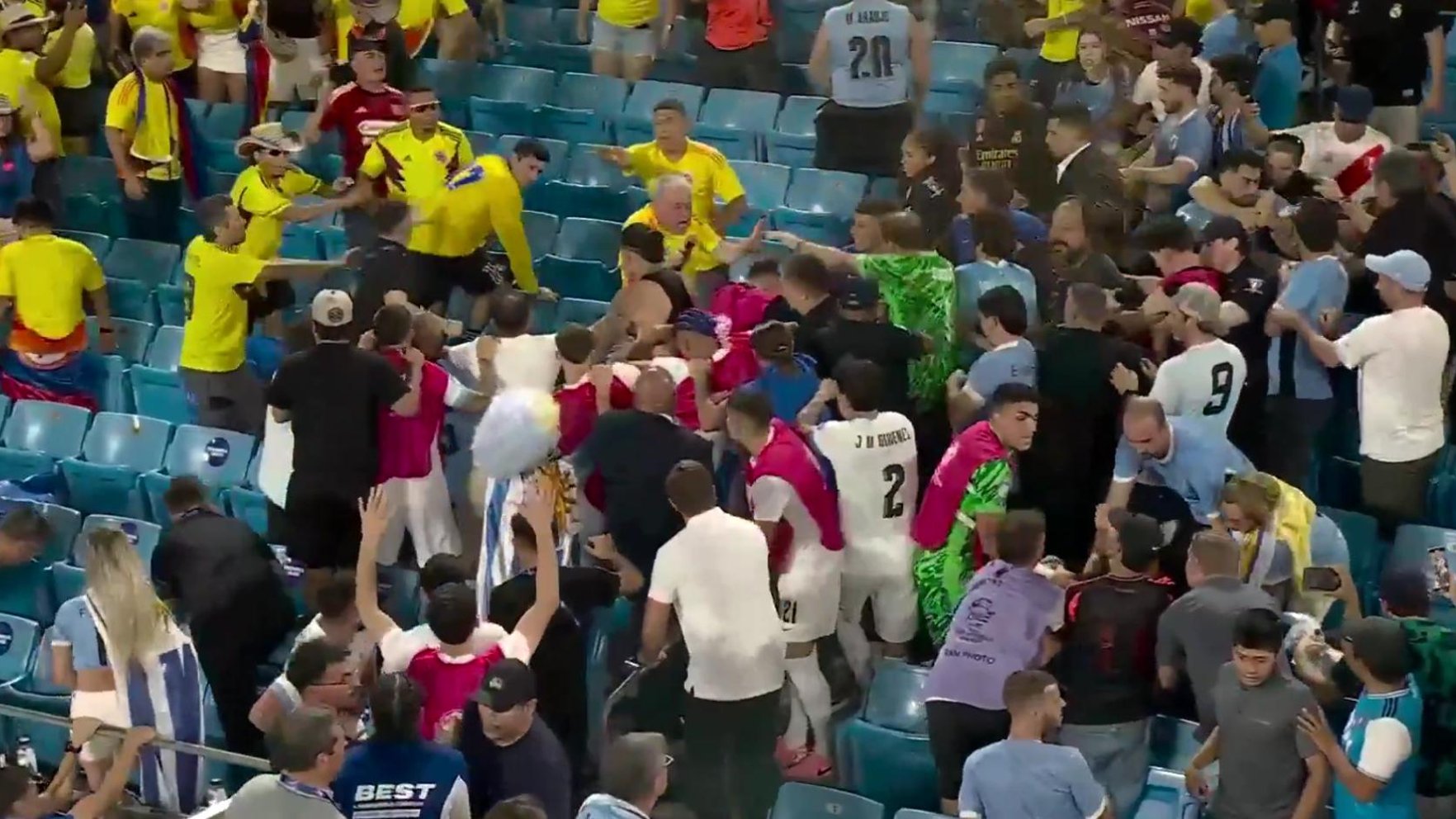 Video: Urugvajas futbolisti tribīnēs sakaujas ar faniem