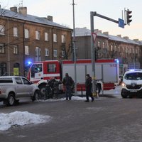 Foto: Jelgavas centrā vieglais auto ietriecies VUGD spēkratā