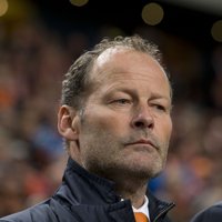 Nīderlandes izlases treneris pēc izgāšanās EURO 2016 kvalifikācijā neatkāpsies no amata