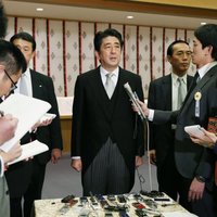 Japānas premjers apmeklē pretrunīgi vērtēto Jasukuni memoriālu