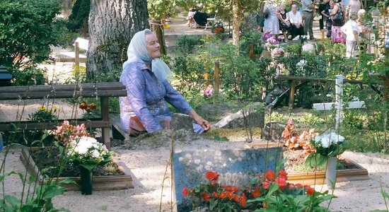 Latvijas katoļu bīskapi aicina kapusvētkos ievērot distanci un lietot maskas