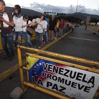 Tūkstošiem krīzes nomocītās Venecuēlas iedzīvotāju dodas iepirkt pārtiku Kolumbijā