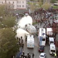 Uzbrukumā Turcijas opozicionāra mītiņā ievainoti vairāki cilvēki
