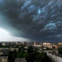 Синоптики: в ночь на вторник на Латвию обрушится мощный шторм