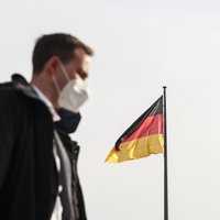 Vācijas parlamenta apakšnams pieņem likumu par karantīnas 'avārijas bremzēm'