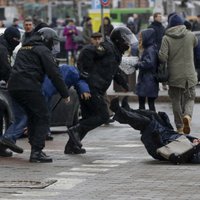 Baltkrievijā protesta akcijā aizturēti 400 cilvēku