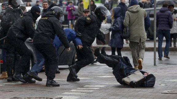 Baltkrievijā policija aiztur cilvēkus - 22