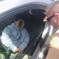 ASV piecgadīgs zēns pieķerts pie auto stūres uz šosejas