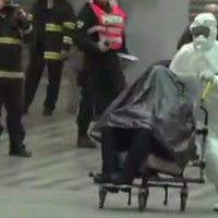 Video: No Prāgas dzelzceļa stacijas evakuē 'Ebolas' slimnieku; vīrietis vienkārši saaukstējies