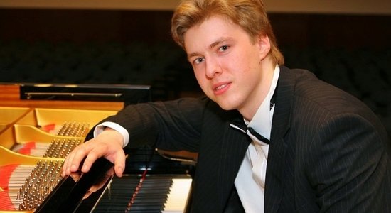 Šodien Ungurmuižas parkā uzstāsies pianists Artūrs Cingujevs