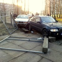 Avārija Iļģuciemā: 'BMW' vadītājai pie stūres kļuvis slikti