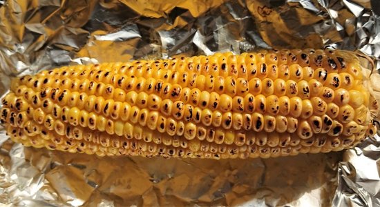 Folijā cepta kukurūza ar sviestu