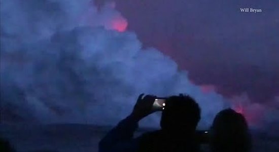 ВИДЕО: Лавовая бомба попала в лодку с туристами на Гавайях