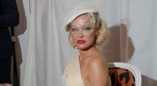 Foto: 52 gadus vecā Pamela Andersone žilbina dīvas tēlā