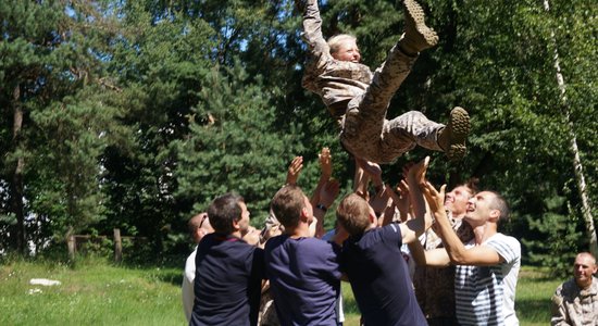 Šovā 'Iesaukts armijā!' triumfē seksīgā Luīze