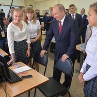 Putins ierodas vizītē Tālajos Austrumos; Vladivostokā steigā nokrāso asfaltu